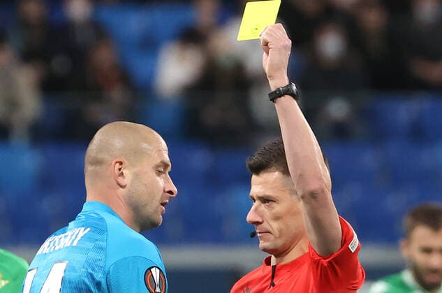 ST PETERSBURG, RUSSIA - FEBRUARY 17, 2022: Referee Benoit Bastien (R) shows the yellow card to Zenit s Yaroslav Rakitsky in the 1st leg of the 2021 22 UEFA Europa League play-offs between Zenit St Petersburg and Real Betis Seville at Gazprom Arena. Alexander Demianchuk TASS  TS123EE8