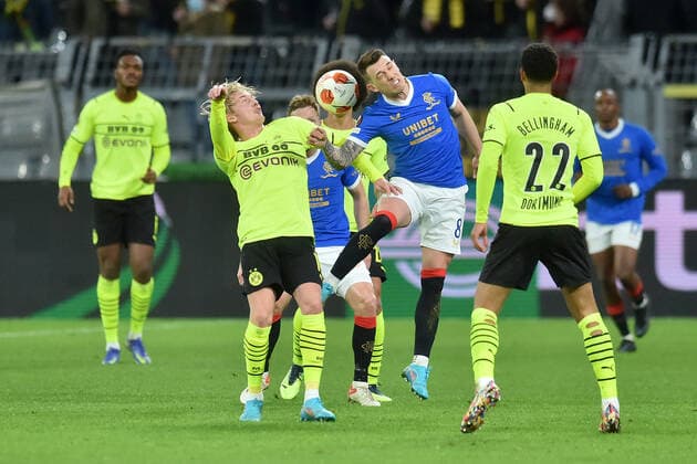 Fußball - Europa League - Borussia Dortmund - Glasgow Rangers am 17.02.2022 im Signal Iduna Park in Dortmund Ryan Jack (Glasgow Rangers) im Zweikampf gegen Julian Brandt (Borussia Dortmund) MT
