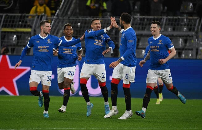 17.02.2022, xjhx, Fussball UEFA Europa League , Borussia Dortmund - Glasgow Rangers emspor, v.l. James Tavernier (Glasgow Rangers) celebrate the goal, Der Torjubel zum 0:1 (DFL DFB REGULATIONS PROHIBIT ANY USE OF PHOTOGRAPHS as IMAGE SEQUENCES and or QUASI-VIDEO) Dortmund
