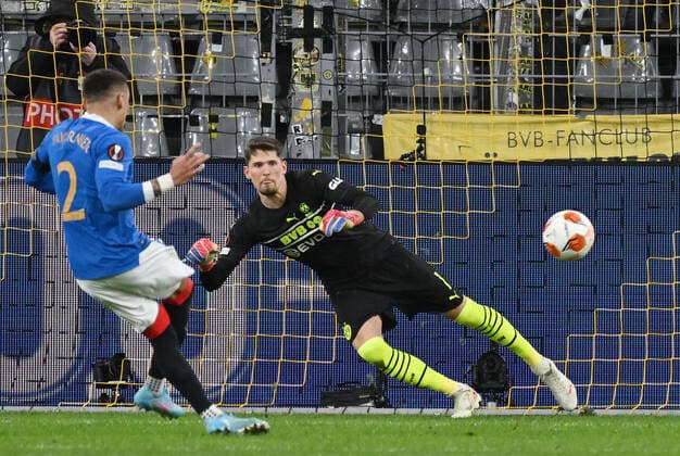 17.02.2022, xjhx, Fussball UEFA Europa League , Borussia Dortmund - Glasgow Rangers emspor, v.l. James Tavernier (Glasgow Rangers), Gregor Knobel (Borussia Dortmund) Goal scored, erziehlt das Tor zum 0:1 (DFL DFB REGULATIONS PROHIBIT ANY USE OF PHOTOGRAPHS as IMAGE SEQUENCES and or QUASI-VIDEO) Dortmund