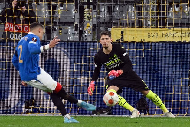 17.02.2022, xjhx, Fussball UEFA Europa League , Borussia Dortmund - Glasgow Rangers emspor, v.l. James Tavernier (Glasgow Rangers), Gregor Knobel (Borussia Dortmund) Goal scored, erziehlt das Tor zum 0:1 (DFL DFB REGULATIONS PROHIBIT ANY USE OF PHOTOGRAPHS as IMAGE SEQUENCES and or QUASI-VIDEO) Dortmund