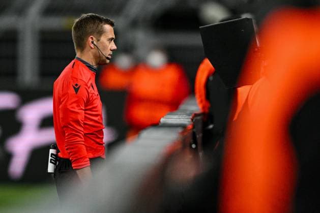 Europa League, Play-Off: Borussia Dortmund - Glasgow Rangers 17.02.2022 im Signal-Iduna-Park in Dortmund. Schiedsrichter ClÃ ment Turpin schaut sich Videobeweis an, Handspiel Dortmund s Dan-Axel Zagadou Copyright: xDavidxInderliedx