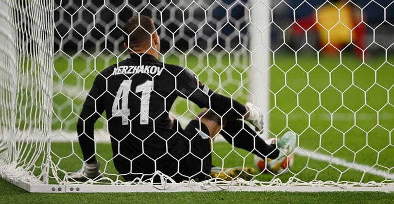Russia Soccer Europa League Zenit - Betis 8118751 17.02.2022 Zenit?s goalkeeper Mikhail Kerzhakov concedes a goal during the Europa League soccer match between Zenit St.Petersburg and Real Betis, Seville, at the Gazprom Arena stadium, in St.Petersburg, Russia. Alexei Danichev Sputnik Moscow Russia  Copyright: xAlexeixDanichevx