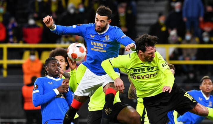 Fussball, UEFA Europe League, Herren, Saison 2021 22, KO Runde Play-off Hinspiel, Borussia Dortmund (gelb) - Glasgow Rangers (blau); Handspiel zum Elfmeter, Connor Goldson (GLR), Mats Hummels (BVB). Aktion UEFA REGULATIONS PROHIBIT ANY USE OF PHOTOGRAPHS AS IMAGE SEQUENCES AND OR QUASI-VIDEO