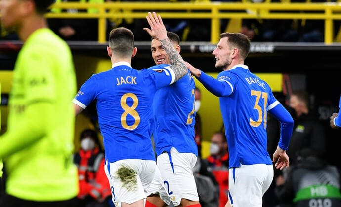 Fussball, UEFA Europe League, Herren, Saison 2021 22, KO Runde Play-off Hinspiel, Borussia Dortmund (gelb) - Glasgow Rangers (blau); Jubel James Tavernier (GLR) nach seinem Tor zum 0:1 durch Elfmeter. Jubel, Freude, Aktion. UEFA REGULATIONS PROHIBIT ANY USE OF PHOTOGRAPHS AS IMAGE SEQUENCES AND OR QUASI-VIDEO