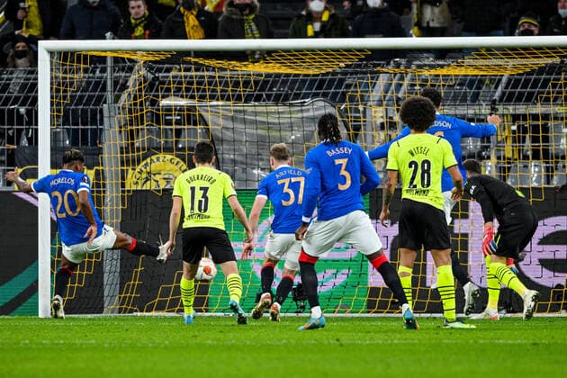 Europa League, Play-Off: Borussia Dortmund - Glasgow Rangers 17.02.2022 im Signal-Iduna-Park in Dortmund. Tor zum 0:2, Glasgow s Alfredo Morelos Dortmund s Raphael Guerreiro Dortmund s Gregor Kobel Copyright: xDavidxInderliedx
