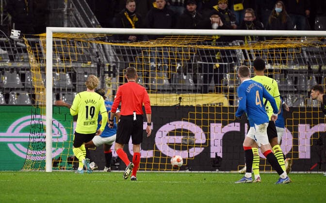 17.02.2022, xjhx, Fussball UEFA Europa League , Borussia Dortmund - Glasgow Rangers emspor, v.l. Alfredo Morelos (Glasgow Rangers) Goal scored, erziehlt das Tor zum 0:2 (DFL DFB REGULATIONS PROHIBIT ANY USE OF PHOTOGRAPHS as IMAGE SEQUENCES and or QUASI-VIDEO) Dortmund