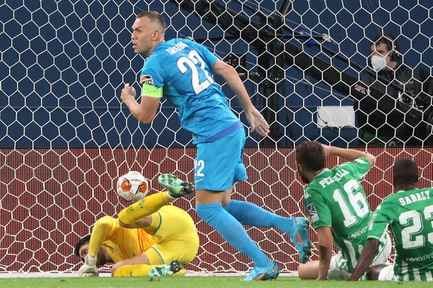 ST PETERSBURG, RUSSIA - FEBRUARY 17, 2022: Zenit s Artem Dzyuba (front) scores a goal past Betis goalkeeper Rui Silva in the 1st leg of the 2021 22 UEFA Europa League play-offs between Zenit St Petersburg and Real Betis Seville at Gazprom Arena. Alexander Demianchuk TASS  TS123F06