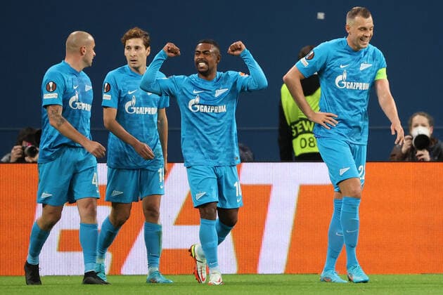 ST PETERSBURG, RUSSIA - FEBRUARY 17, 2022: Zenit s Yaroslav Rakitsky, Daler Kuzyayev, Malcom, and Artem Dzyuba (L-R) celebrate a goal in the 1st leg of the 2021 22 UEFA Europa League play-offs between Zenit St Petersburg and Real Betis Seville at Gazprom Arena. Alexander Demianchuk TASS  TS123F08