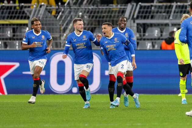 17.02.2022, Fussball, Saison 2021 2022, UEFA Europa League, Play-Offs, Borussia Dortmund - Glasgow Rangers, Die Spieler des Ranger FC bejubeln das Tor zum 0:1 durch James Tavernier (Rangers FC). Foto: Dennis Ewert RHR-FOTO Dortmund Signal Iduna Park NRW Deutschland xRHR-FOTO DEx