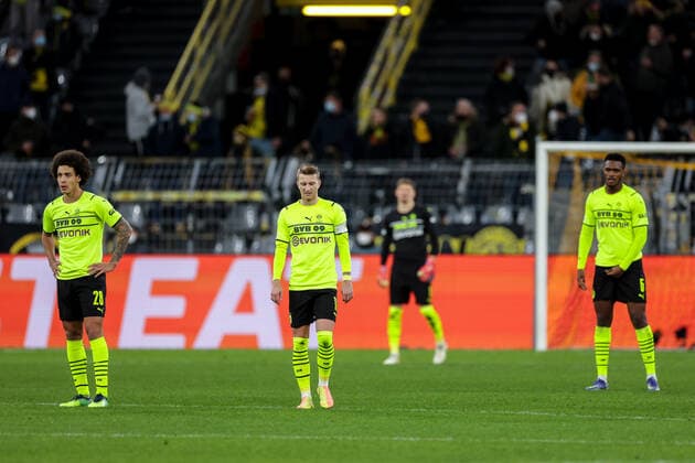 17.02.2022, Fussball, Saison 2021 2022, UEFA Europa League, Play-Offs, Borussia Dortmund - Glasgow Rangers, v. l. Axel Witsel (Borussia Dortmund), Marco Reus (Borussia Dortmund), Dan-Axel Zagadou (Borussia Dortmund) Foto: Dennis Ewert RHR-FOTO Dortmund Signal Iduna Park NRW Deutschland xRHR-FOTO DEx
