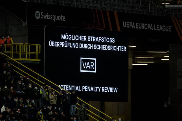 UEFA Europa League, Borussia Dortmund - Rangers FC; 17.02.2022 Videobeweis - Handspiel? UEFA Europa League, Borussia Dortmund - Rangers FC, Dortmund, SIGNAL IDUNA PARK REGULATIONS PROHIBIT ANY USE OF PHOTOGRAPHS AS IMAGE SEQUENCES AND OR QUASI-VIDEO. Copyright: xBEAUTIFULxSPORTS Wunderlx