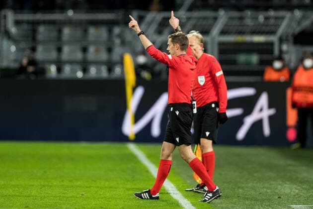 UEFA Europa League, Borussia Dortmund - Rangers FC; 17.02.2022 Schiedsrichter Clement Louis Jean Turpin entscheidet - Handdspiel! UEFA Europa League, Borussia Dortmund - Rangers FC, Dortmund, SIGNAL IDUNA PARK REGULATIONS PROHIBIT ANY USE OF PHOTOGRAPHS AS IMAGE SEQUENCES AND OR QUASI-VIDEO. Copyright: xBEAUTIFULxSPORTS Wunderlx