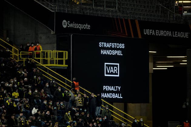 UEFA Europa League, Borussia Dortmund - Rangers FC; 17.02.2022 Entscheidung des Videobeweises - Handspiel, Elfmeter UEFA Europa League, Borussia Dortmund - Rangers FC, Dortmund, SIGNAL IDUNA PARK REGULATIONS PROHIBIT ANY USE OF PHOTOGRAPHS AS IMAGE SEQUENCES AND OR QUASI-VIDEO. Copyright: xBEAUTIFULxSPORTS Wunderlx