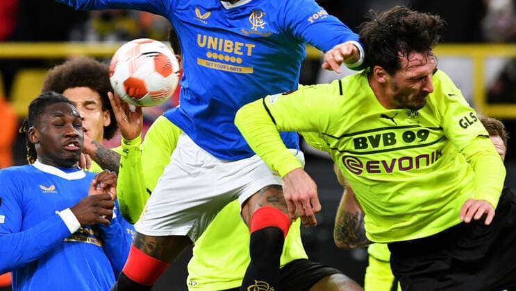 Sport Bilder des Tages Fussball, UEFA Europe League, Herren, Saison 2021 22, KO Runde Play-off Hinspiel, Borussia Dortmund (gelb) - Glasgow Rangers (blau); Handspiel von Dan-Axel Zagadou (BVB) zum Elfmeter, Mats Hummels (BVB). Aktion UEFA REGULATIONS PROHIBIT ANY USE OF PHOTOGRAPHS AS IMAGE SEQUENCES AND OR QUASI-VIDEO