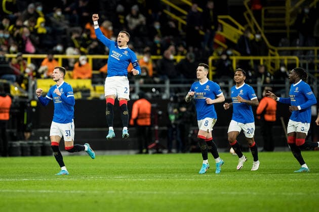 UEFA Europa League, Borussia Dortmund - Rangers FC; 17.02.2022 Die Rangers FC feiern das 0:1 nach Elfmeter durch James Tavernier (Rangers FC, 2) UEFA Europa League, Borussia Dortmund - Rangers FC, Dortmund, SIGNAL IDUNA PARK REGULATIONS PROHIBIT ANY USE OF PHOTOGRAPHS AS IMAGE SEQUENCES AND OR QUASI-VIDEO. Copyright: xBEAUTIFULxSPORTS Wunderlx