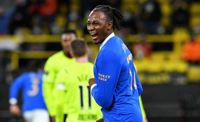 Fussball, UEFA Europe League, Herren, Saison 2021 22, KO Runde Play-off Hinspiel, Borussia Dortmund (gelb) - Glasgow Rangers (blau); Jubel Joe Aribo (GLR) nach dem Tor zum 0:2 durch Alfredo Morelos (GLR). Jubel, Freude, Aktion. UEFA REGULATIONS PROHIBIT ANY USE OF PHOTOGRAPHS AS IMAGE SEQUENCES AND OR QUASI-VIDEO