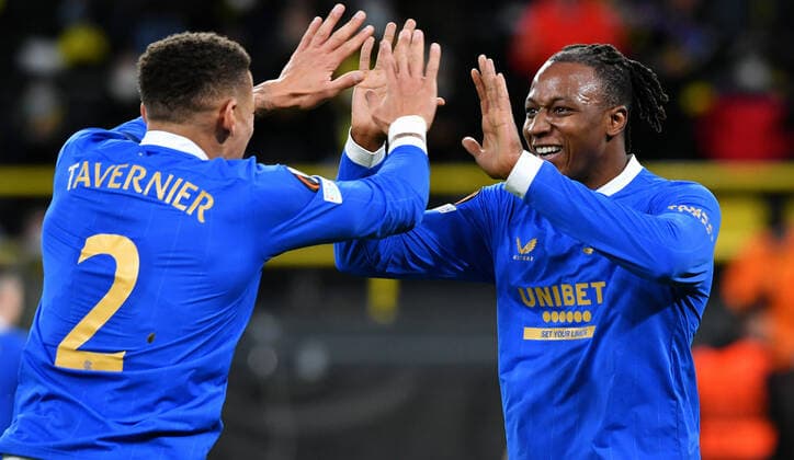 Fussball, UEFA Europe League, Herren, Saison 2021 22, KO Runde Play-off Hinspiel, Borussia Dortmund (gelb) - Glasgow Rangers (blau); Jubel Joe Aribo (GLR) nach dem Tor zum 0:2 durch Alfredo Morelos (GLR), zusammen mit James Tavernier (GLR). Jubel, Freude, Aktion. UEFA REGULATIONS PROHIBIT ANY USE OF PHOTOGRAPHS AS IMAGE SEQUENCES AND OR QUASI-VIDEO