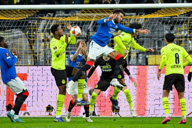 Europa League, Play-Off: Borussia Dortmund - Glasgow Rangers 17.02.2022 im Signal-Iduna-Park in Dortmund. Handspiel Dortmund s Dan-Axel Zagadou im Zweikampf mit Glasgow s Connor Goldson Copyright: xDavidxInderliedx