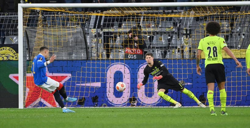 James Tavernier (Glasgow Rangers) verwandelt gegen Torwart Gregor Kobel (Borussia Dortmund) den Elfmeter zum 0:1 17.02.2022, Fussball, Saison 2021 2022, UEFA Europa League, Play Off, Borussia Dortmund - Glasgow Rangers, Foto: Maik Hölter TEAM2sportphoto Dortmund Nordrhein Westfalen Deutschland Team2