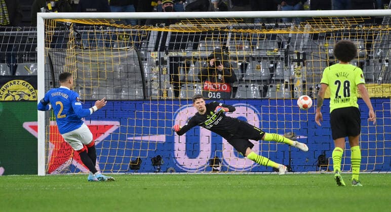 James Tavernier (Glasgow Rangers) verwandelt gegen Torwart Gregor Kobel (Borussia Dortmund) den Elfmeter zum 0:1 17.02.2022, Fussball, Saison 2021 2022, UEFA Europa League, Play Off, Borussia Dortmund - Glasgow Rangers, Foto: Maik Hölter TEAM2sportphoto Dortmund Nordrhein Westfalen Deutschland Team2