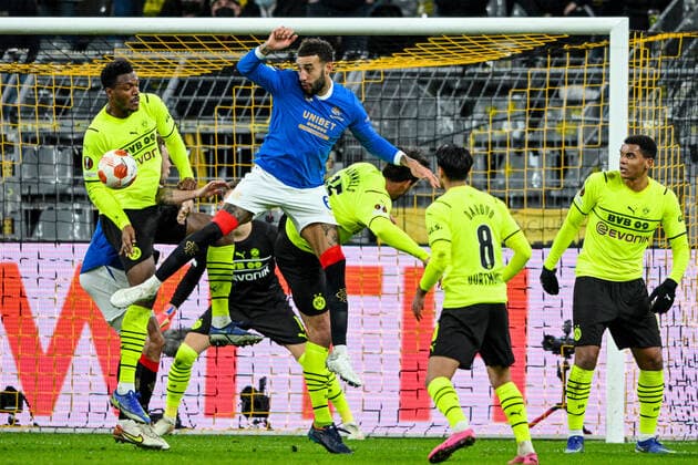Europa League, Play-Off: Borussia Dortmund - Glasgow Rangers 17.02.2022 im Signal-Iduna-Park in Dortmund. Handspiel Dortmund s Dan-Axel Zagadou im Zweikampf mit Glasgow s Connor Goldson Copyright: xDavidxInderliedx
