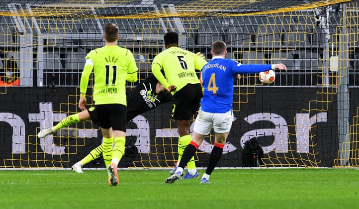 Fussball, UEFA Europe League, Herren, Saison 2021 22, KO Runde Play-off Hinspiel, Borussia Dortmund (gelb) - Glasgow Rangers (blau); John Lundstram (GLR) erzielt das Tor zum 0:3 . Aktion UEFA REGULATIONS PROHIBIT ANY USE OF PHOTOGRAPHS AS IMAGE SEQUENCES AND OR QUASI-VIDEO