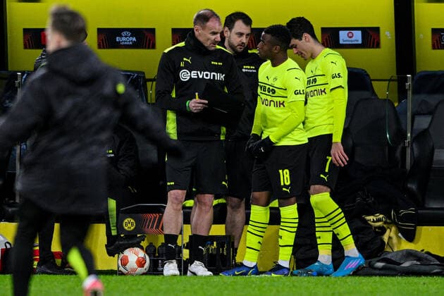 Europa League, Play-Off: Borussia Dortmund - Glasgow Rangers 17.02.2022 im Signal-Iduna-Park in Dortmund. Auswechslung, Einwechslung, Dortmund s Youssoufa Moukoko Dortmund s Gio Reyna Copyright: xDavidxInderliedx