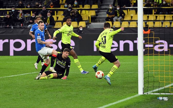 17.02.2022, xjhx, Fussball UEFA Europa League , Borussia Dortmund - Glasgow Rangers emspor, v.l. Raphael Guerreiro (Borussia Dortmund) Goal scored, erziehlt das Tor zum 1:4 (DFL DFB REGULATIONS PROHIBIT ANY USE OF PHOTOGRAPHS as IMAGE SEQUENCES and or QUASI-VIDEO) Dortmund