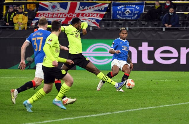 17.02.2022, xjhx, Fussball UEFA Europa League , Borussia Dortmund - Glasgow Rangers emspor, v.l. Dan-Axel Zagadou (Borussia Dortmund), Alfredo Morelos (Glasgow Rangers) Goal scored, erziehlt das Tor zum 1:4 (DFL DFB REGULATIONS PROHIBIT ANY USE OF PHOTOGRAPHS as IMAGE SEQUENCES and or QUASI-VIDEO) Dortmund