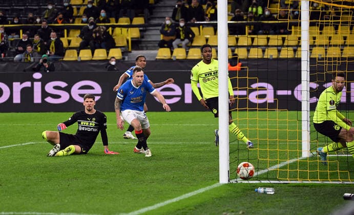 17.02.2022, xjhx, Fussball UEFA Europa League , Borussia Dortmund - Glasgow Rangers emspor, v.l. Alfredo Morelos (Glasgow Rangers) Goal scored, erziehlt das Tor zum 1:4 (DFL DFB REGULATIONS PROHIBIT ANY USE OF PHOTOGRAPHS as IMAGE SEQUENCES and or QUASI-VIDEO) Dortmund