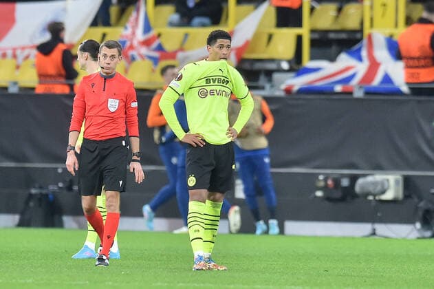 Fußball - Europa League - Borussia Dortmund - Glasgow Rangers am 17.02.2022 im Signal Iduna Park in Dortmund Jude Bellingham (Borussia Dortmund) unzufrieden, enttäuscht, enttaeuscht, niedergeschlagen. MT