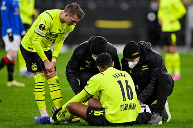 Europa League, Play-Off: Borussia Dortmund - Glasgow Rangers 17.02.2022 im Signal-Iduna-Park in Dortmund. Dortmund s Manuel Akanji am Boden, wird behandelt, Verletzung, Copyright: xDavidxInderliedx