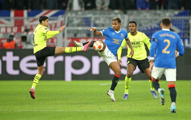 17.02.2022, Fussball UEFA Europa League 2021 2022, Play-Off, Borussia Dortmund - Glasgow Rangers, im Signal-Iduna-Park Dortmund. (L-R) Mahmoud Dahoud (Borussia Dortmund) gegen Alfredo Morelos (Glasgow Rangers)