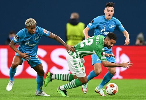 Russia Soccer Europa League Zenit - Betis 8118770 17.02.2022 Zenit?s Wilmar Barrios, Batis Willian Jos? and Zenit?s Vyacheslav Karavayev struggle for the ball during the Europa League soccer match between Zenit St.Petersburg and Real Betis Seville, at the Gazprom Arena stadium, in St.Petersburg, Russia. Alexei Danichev Sputnik Moscow Russia  Copyright: xAlexeixDanichevx