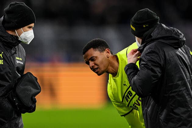 Europa League, Play-Off: Borussia Dortmund - Glasgow Rangers 17.02.2022 im Signal-Iduna-Park in Dortmund. Dortmund s Manuel Akanji wird behandelt, Verletzung, Copyright: xDavidxInderliedx