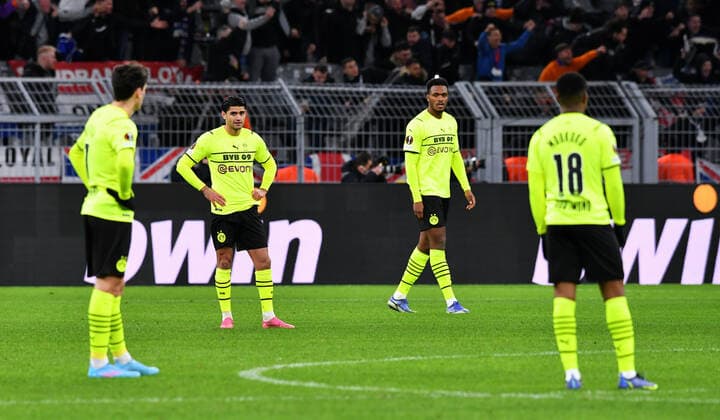 Fussball, UEFA Europe League, Herren, Saison 2021 22, KO Runde Play-off Hinspiel, Borussia Dortmund (gelb) - Glasgow Rangers (blau); Mahmoud Dahoud (BVB), Dan-Axel Zagadou (BVB), Youssoufa Moukoko (BVB) enttäuscht nach dem Tor zum 1:4. Enttäuschung, Frust, Aktion. UEFA REGULATIONS PROHIBIT ANY USE OF PHOTOGRAPHS AS IMAGE SEQUENCES AND OR QUASI-VIDEO