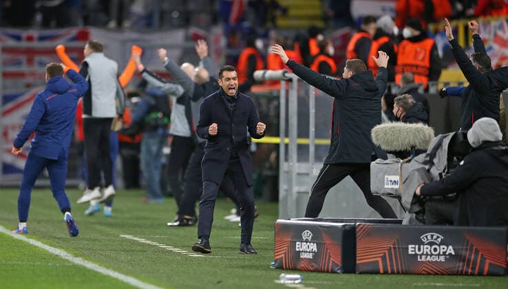 17.02.2022, Fussball UEFA Europa League 2021 2022, Play-Off, Borussia Dortmund - Glasgow Rangers, im Signal-Iduna-Park Dortmund. Jubel Trainer Giovanni van Bronckhorst (Glasgow Rangers) zum Tor zum 1:4