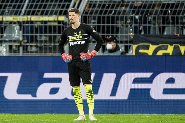 UEFA Europa League, Borussia Dortmund - Rangers FC; 17.02.2022 Gregor Kobel (Borussia Dortmund, 1) frustriert nach dem 0:2 UEFA Europa League, Borussia Dortmund - Rangers FC, Dortmund, SIGNAL IDUNA PARK REGULATIONS PROHIBIT ANY USE OF PHOTOGRAPHS AS IMAGE SEQUENCES AND OR QUASI-VIDEO. Copyright: xBEAUTIFULxSPORTS Wunderlx