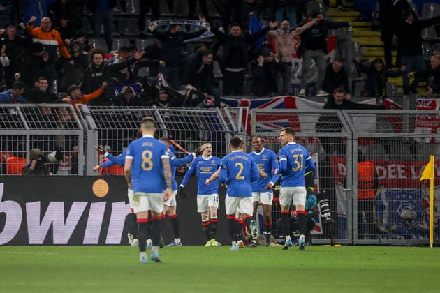 17.02.2022, Fussball, Saison 2021 2022, UEFA Europa League, Play-Offs, Borussia Dortmund - Glasgow Rangers, Die Spieler des Ranger FC bejubeln das Tor zum 1:4 durch Joe Aribo (Rangers FC). Foto: Dennis Ewert RHR-FOTO Dortmund Signal Iduna Park NRW Deutschland xRHR-FOTO DEx