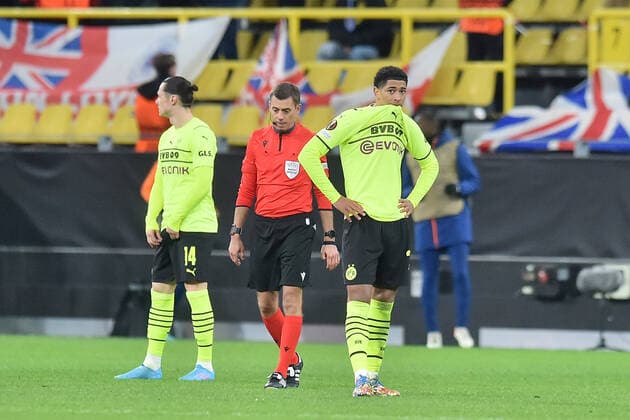 Fußball - Europa League - Borussia Dortmund - Glasgow Rangers am 17.02.2022 im Signal Iduna Park in Dortmund Jude Bellingham (Borussia Dortmund) unzufrieden, enttäuscht, enttaeuscht, niedergeschlagen. MT
