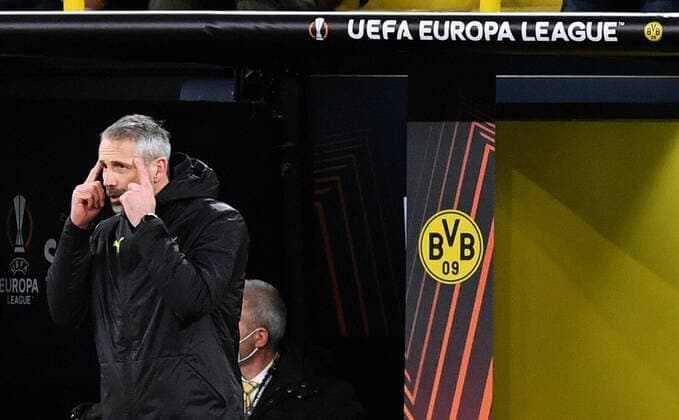 Fussball, UEFA Europe League, Herren, Saison 2021 22, KO Runde Play-off Hinspiel, Borussia Dortmund (gelb) - Glasgow Rangers (blau); Cheftrainer Marco Rose (BVB). Aktion, Einzelbild. UEFA REGULATIONS PROHIBIT ANY USE OF PHOTOGRAPHS AS IMAGE SEQUENCES AND OR QUASI-VIDEO