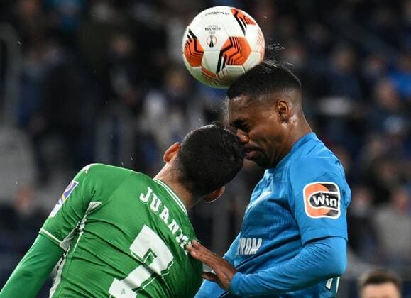Russia Soccer Europa League Zenit - Betis 8118785 17.02.2022 Betis Juanmi and Zenit?s Malcom head the ball during the Europa League soccer match between Zenit St.Petersburg and Real Betis Seville, at the Gazprom Arena stadium, in St.Petersburg, Russia. Alexei Danichev Sputnik Moscow Russia  Copyright: xAlexeixDanichevx