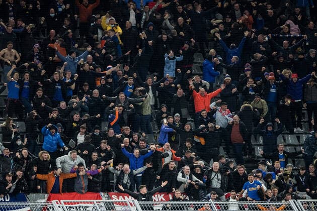 UEFA Europa League, Borussia Dortmund - Rangers FC; 17.02.2022 Der Rangers FC feiert das 0:3 mit den Fans UEFA Europa League, Borussia Dortmund - Rangers FC, Dortmund, SIGNAL IDUNA PARK REGULATIONS PROHIBIT ANY USE OF PHOTOGRAPHS AS IMAGE SEQUENCES AND OR QUASI-VIDEO. Copyright: xBEAUTIFULxSPORTS Wunderlx