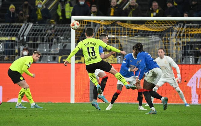 Raphael Guerreiro (Borussia Dortmund), mi., erzielt das Tor zum 2:4 17.02.2022, Fussball, Saison 2021 2022, UEFA Europa League, Play Off, Borussia Dortmund - Glasgow Rangers, Foto: Maik Hölter TEAM2sportphoto Dortmund Nordrhein Westfalen Deutschland Team2