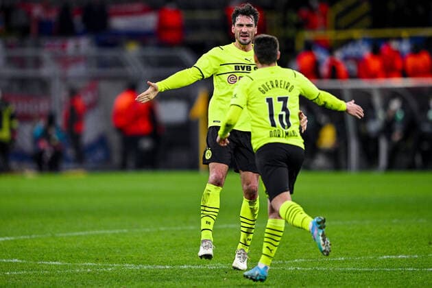 Europa League, Play-Off: Borussia Dortmund - Glasgow Rangers 17.02.2022 im Signal-Iduna-Park in Dortmund. Torjubel, Jubel, Freude von Tor zum 2:4, Dortmund s Mats Hummels Dortmund s Raphael Guerreiro Copyright: xDavidxInderliedx