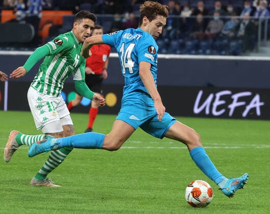 ST PETERSBURG, RUSSIA - FEBRUARY 17, 2022: Betis Cristian Tello (L) and Zenitâ€™s Daler Kuzyayev duel for the ball in the 1st leg of the 2021 22 UEFA Europa League play-offs between Zenit St Petersburg and Real Betis Seville at Gazprom Arena. Alexander Demianchuk TASS  TS123F25