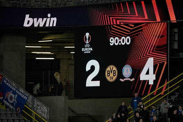 Europa League, Play-Off: Borussia Dortmund - Glasgow Rangers 17.02.2022 im Signal-Iduna-Park in Dortmund. Anzeigetafel, Videowall, Endergebnis, 2:4, Hinterleger, Feature, Allgemein, Copyright: xDavidxInderliedx