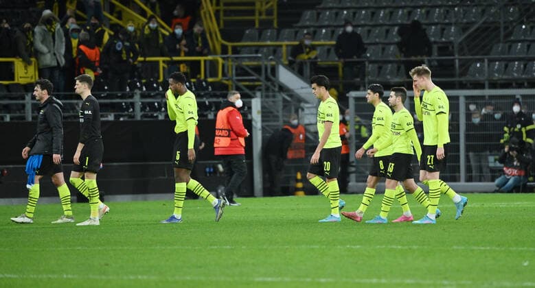 Dortmunds Spieler nach dem Spiel 17.02.2022, Fussball, Saison 2021 2022, UEFA Europa League, Play Off, Borussia Dortmund - Glasgow Rangers, Foto: Maik Hölter TEAM2sportphoto Dortmund Nordrhein Westfalen Deutschland Team2