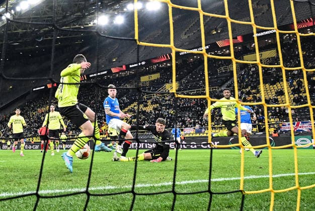 17.02.2022, xjhx, Fussball UEFA Europa League , Borussia Dortmund - Glasgow Rangers emspor, v.l. Gregor Knobel (Borussia Dortmund), Alfredo Morelos (Glasgow Rangers) Goal scored, erziehlt das Tor zum 2:4 (DFL DFB REGULATIONS PROHIBIT ANY USE OF PHOTOGRAPHS as IMAGE SEQUENCES and or QUASI-VIDEO) Dortmund